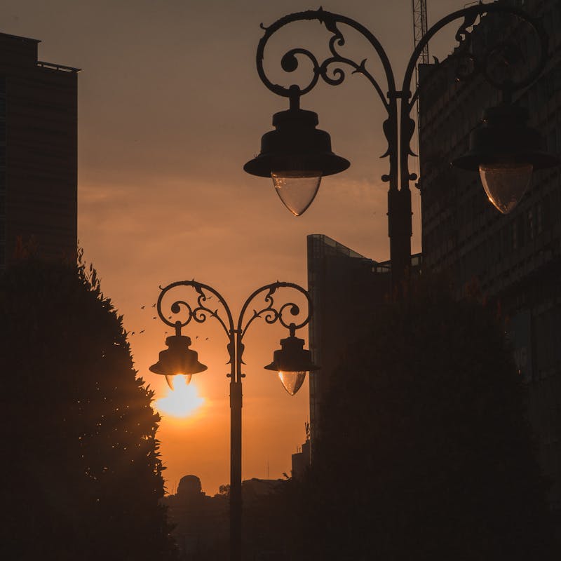 Lampe coucher de soleil - halo doré projeté sur mur